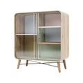 Moderne glazen vitrinekast met houten accenten en open planken
